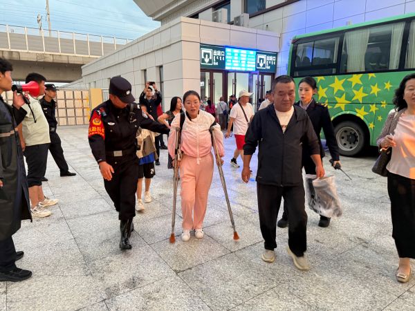 民警帮助困难旅客出站.jpg