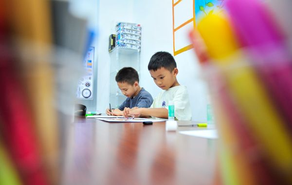 2025年7月12日，学生在贵州省黔东南苗族侗族自治州从江县一家艺术中心学习手工。 (5).jpg