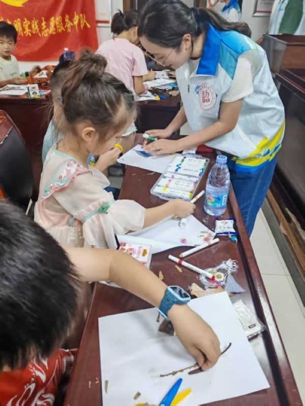 07141752492929290491.jpg 图为职业手账制作过程.jpg