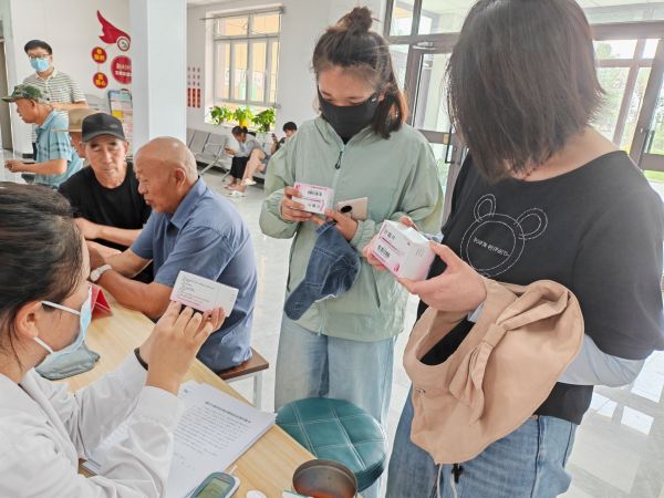 07141752494068262584.jpg 图为十二团医院为准备怀孕和孕早期3个月的育龄妇女免费增补叶酸服务,有效降低神经管缺陷发生率,提高出生人口素质。.jpg