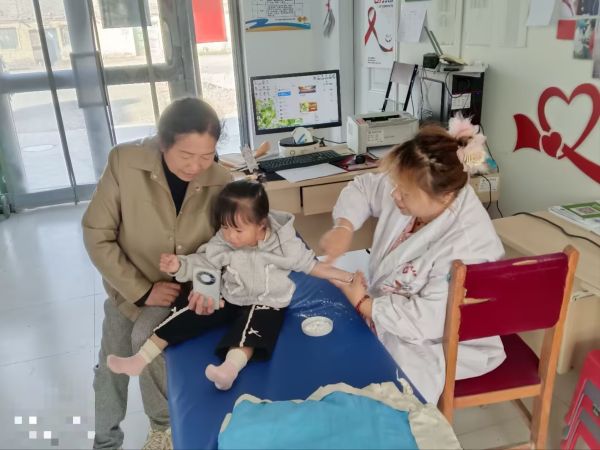 07141752494077521327.jpg 十二团基层连队卫生员为小孩提供健康服务。.jpg