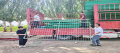 修建水渠防护栏 筑牢群众安全网
