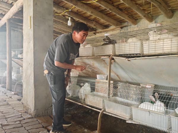 木沙·塔西书记在兔子养殖基地.jpg