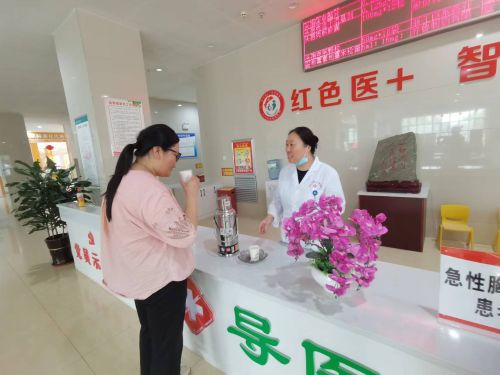 图为十二团医院导医为来院就诊患者提供乌梅汤。.jpg