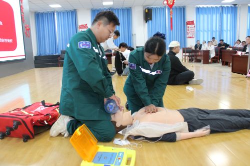 图为十二团医开展应急救护实操培训.JPG