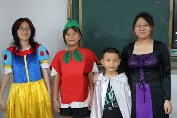 07171752745573690640.jpg 图为师生合照.jpg