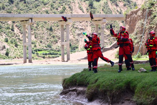 07171752756400322615.jpg 消防员开展抛绳训练.JPG