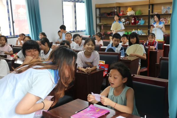 07181752840695444524.jpg 图为“漂流瓶”互动.jpg