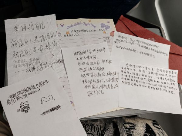 07181752840699503018.jpg 图为孩子们回信.jpg