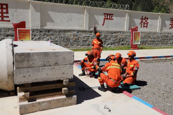 07211753095686381131.jpg 3 配合进行顶撑.JPG