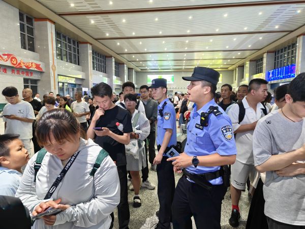 7月19日凌晨，民警在巴彦淖尔站组织滞留旅客有序退票和换乘——摄影吕恩泽。.jpg