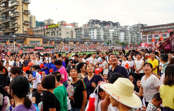 2025年7月26日，在贵州省黔东南苗族侗族自治州榕江县城北新区“村超”足球场，人们在观看足球赛。 (7).jpg