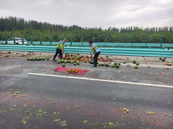 2025年7月28日下午，乌什执法大队执法人员在国道G580线巡道至K20+900处，发现一辆满载西瓜的车辆与前车相撞导致侧翻，一车的西瓜全部滚落到路上碎了一地，执法人员对破损西瓜，使用铁锹等对路面残留瓜瓤、瓜皮进行彻底清除，消除行车打滑隐患 (2).jpg