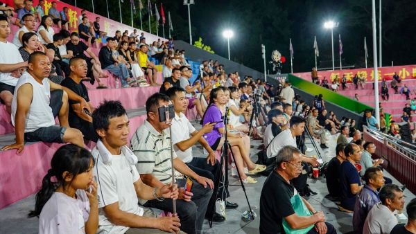 07301753887545958374.jpg 2025年7月29日,在贵州省黔东南苗族侗族自治州从江县銮里民族体育中心篮球场,人们在观看篮球比赛。.jpg