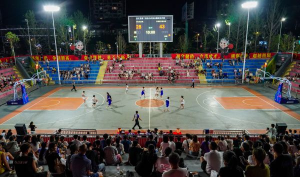 07301753887584980710.jpg 2025年7月29日,在贵州省黔东南苗族侗族自治州从江县銮里民族体育中心篮球场,球员在篮球比赛中比拼。 (19).jpg