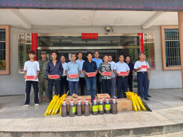 图为  黔东南州爱国拥军促进会发放慰问金合影现场（陈大宇  摄）.jpg