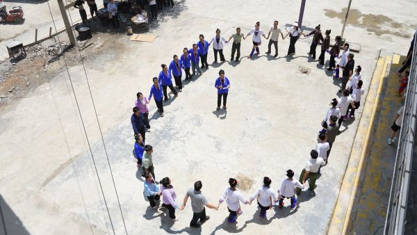 图为  军民手拉手围成圈跳多耶舞现场（龙亮亮  摄）.JPG