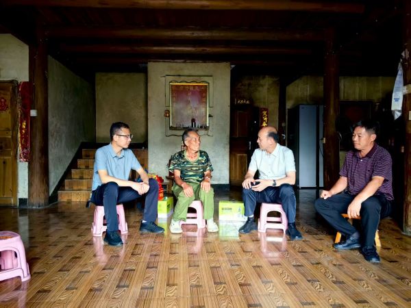 图为  县政协主席孟荣林在宰便镇慰问退役军人座谈现场（牛瑞  摄）.jpg