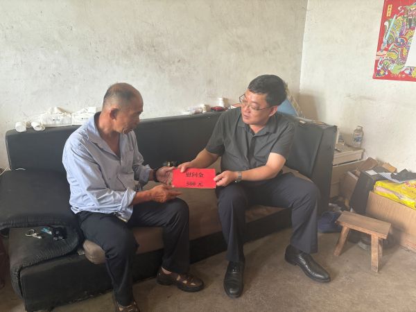 图为 县人民检察院检察长雷邦华到翠里乡慰问退役军人（何玉简 摄）.jpg