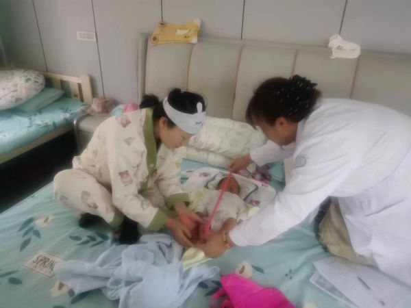 图为十二团医院基层连队卫生员王粉琴入户为新生儿访视。.jpg