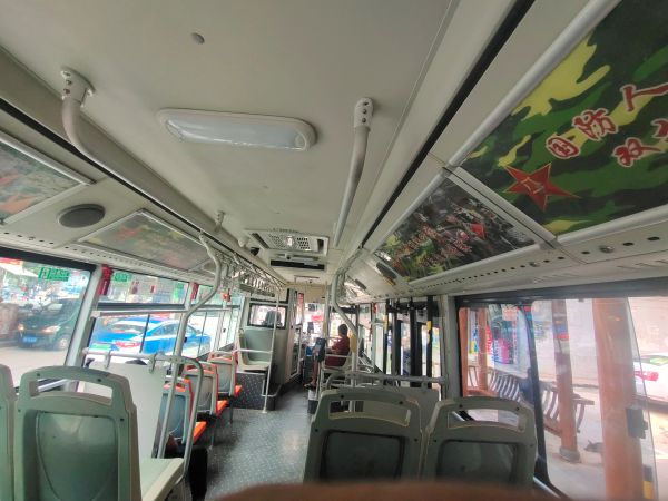 图为 双拥公交车化身移动的“国防课堂”（韦绍东  摄）.jpg