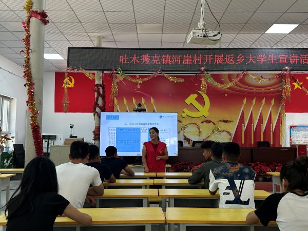 党群服务中心主任古丽加玛丽给大学生做宣讲.JPG