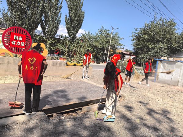 返乡大学生打扫公共区域卫生.jpg