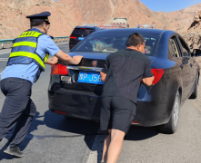 阿克苏执法支队执法人员化身“公路卫士”  为新疆交通“亚克西”品牌添亮