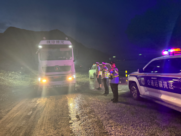 08081754654155190273.png 2025年8月7日,执法人员与交警大队对灾害路段实施交通管制,设置警示标识,提醒过往车辆和行人注意安全.png