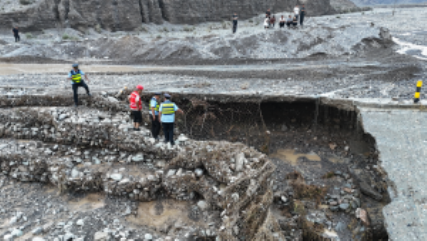 08081754654189175790.png 2025年8月7日,受强降雨天气影响,省道306线K135+500处和141+600处发生洪水灾害,导致泥沙和洪水涌入路面,造成该路段双向交通中断.png