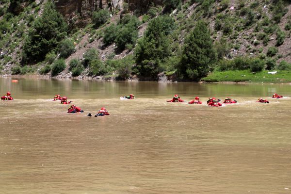 消防员在超百米宽河流中锻炼单人救援能力.JPG