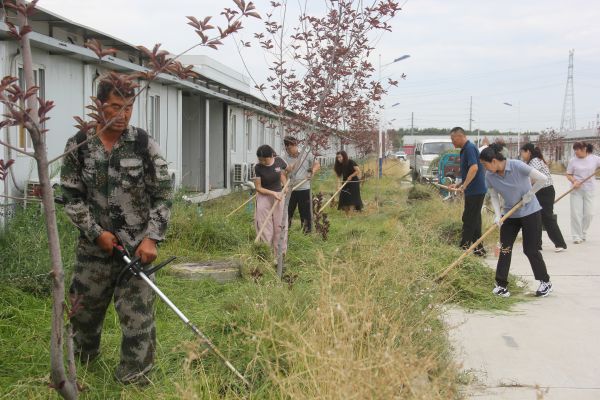 八师产业工人集中居住园开展除草清理志愿服务2.JPG
