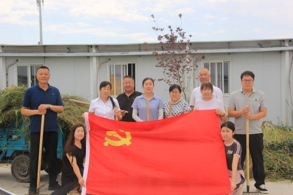 八师产业工人集中居住园开展除草清理志愿服务1.JPG