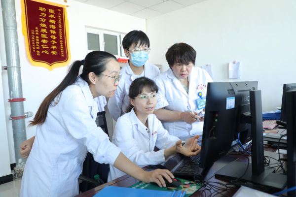 图为专家在开展疑难病例讨论。 胡珺 摄 （1.JPG