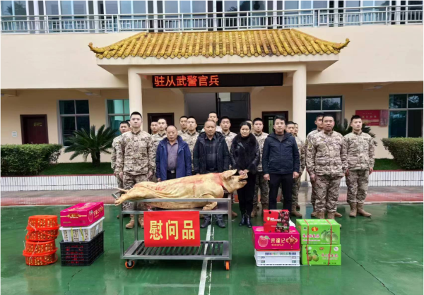 图为 县非公有制经济组织拥军协会慰问武警中队合影现场（韦绍东 摄影）.png