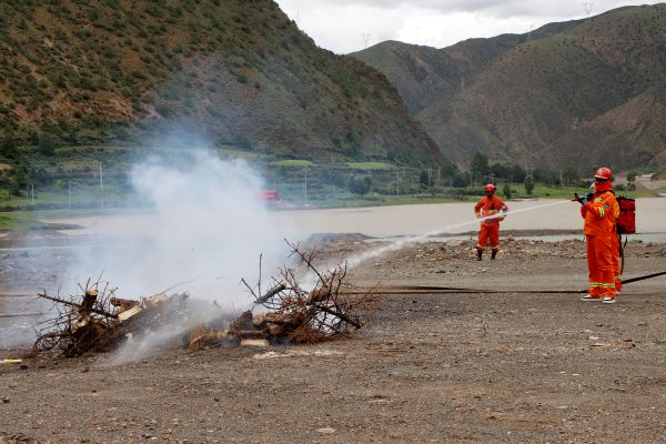 08131755083633153067.jpg 护林员在消防员的指导下开展灭火.JPG