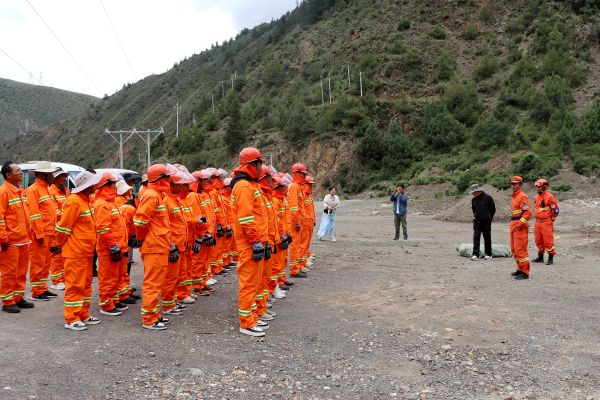 08131755083646258693.jpg 开展实战演练前,消防员对安全工作和装备操作再次进行要求.JPG