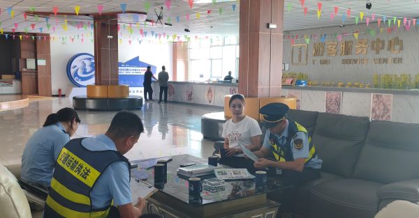 08141755168455983885.jpg 多部门联合对拜城县客运站车辆日常安检记录、驾驶员资质审核、旅客行李安检流程等进行检查.jpg