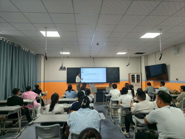 08191755609756868466.jpg 说课现场.jpg