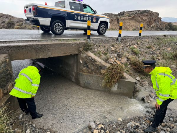 2025年8月18日，乌什执法大队执法人员对S306线K140+900处涵洞进行检查.jpg
