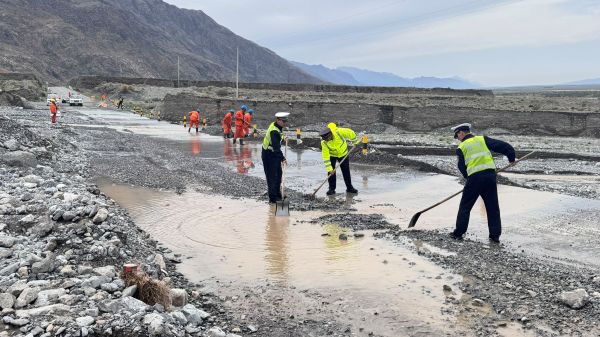 2025年8月18日，乌什执法大队执法人员与公路养护部门，交警部门共同对S306线K131+500处过水路面进行清理 .jpg