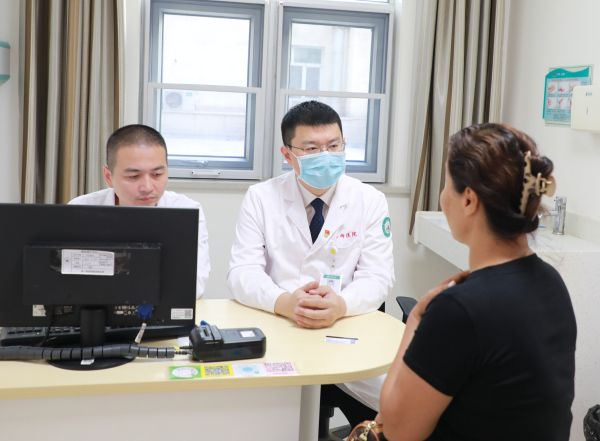 08211755766699328192.jpg 哈萨克斯坦友人正在诊间问诊。胡珺 摄.JPG