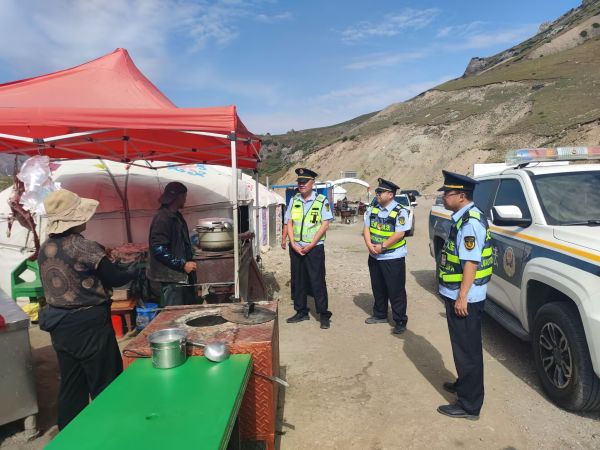 08211755772788393138.jpg 图片3:执法人员针对景区公路用地范围内出现的占道经营行为进行教育整治。.jpg