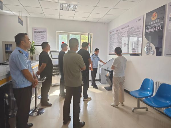 图二 企业代表参观大队信息化设备.jpg