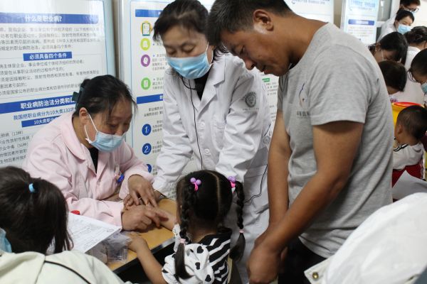 08261756202555273652.jpg 8月25日,图为十二团医院为幼儿健康体检。.JPG