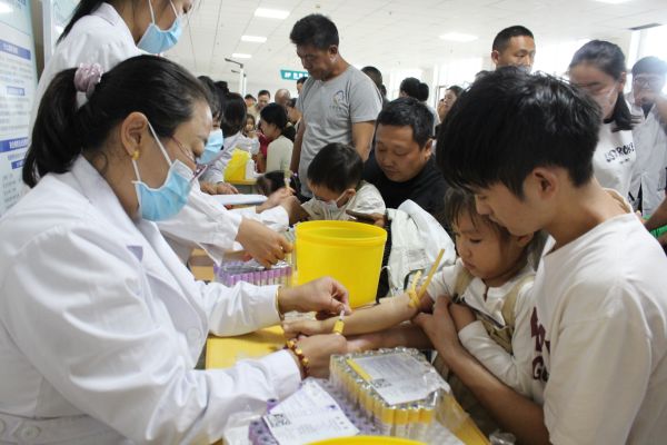 08261756202561767304.jpg 图为十二团医院健康促进中心医护人员为幼儿体检。.JPG