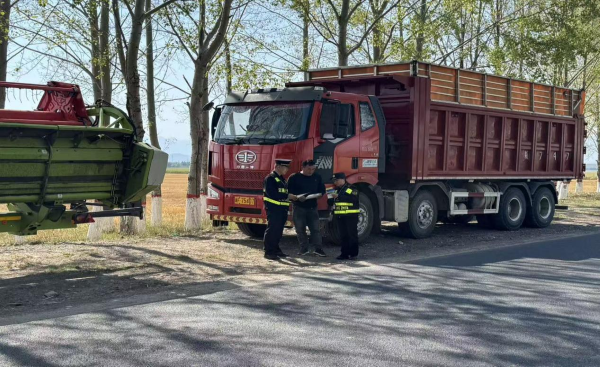 08261756203257660555.png 执法人员向驾驶员宣传法律法规2.png