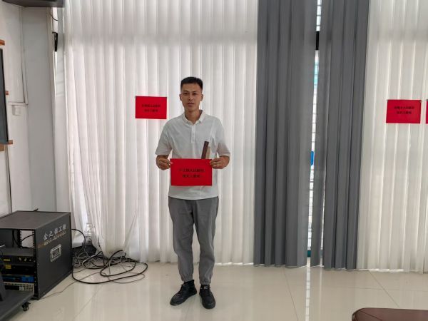 08271756297957338015.jpg 图为 选岗现场(罗建民 摄).jpg