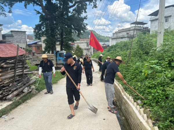 图为  清理村道两旁现场（梁年欢  摄）.png