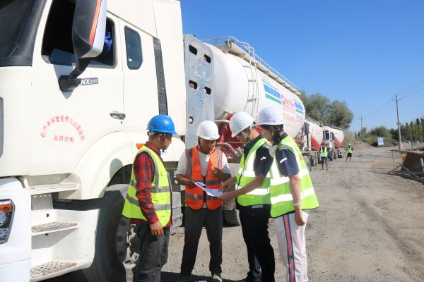 天筑集团正祥公司：精准服务保供应 全力助推师市重点道路工程建设01.JPG